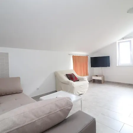 Tia, With Jacuzzi, Barbecue & Green Oasis Villa Opatija